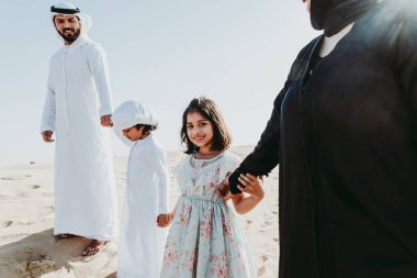 Mutlu aile piknik yapma çölde harika bir gün harcama