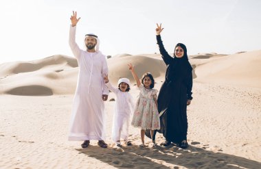 Mutlu aile piknik yapma çölde harika bir gün harcama