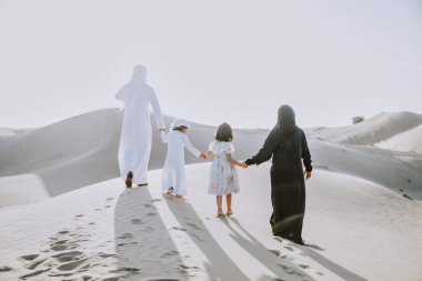 Harika bir gün çölde harcama mutlu aile