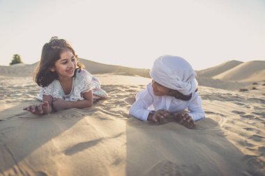 Mutlu aile piknik yapma çölde harika bir gün harcama