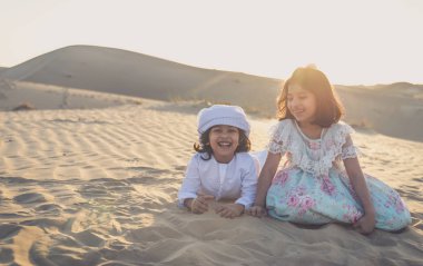Mutlu aile piknik yapma çölde harika bir gün harcama