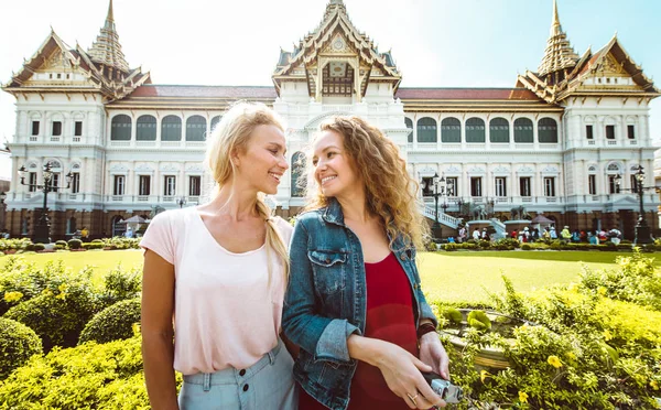 Par Hermosas Chicas Visitando Atracciones Bangkok — Foto de Stock