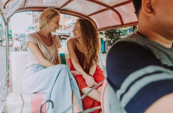 Couple Beautiful Girls Visiting Bangkok Maining Attractions — Stock Photo, Image