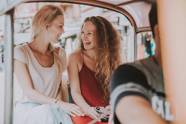 Par Hermosas Chicas Visitando Atracciones Bangkok — Foto de Stock