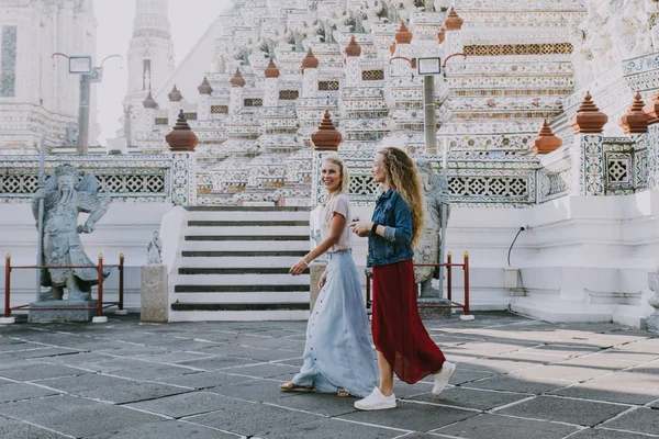 Par Vackra Flickor Besöka Bangkok Varande Sevärdheter — Stockfoto