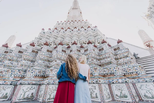 Par Vackra Flickor Besöka Bangkok Varande Sevärdheter — Stockfoto