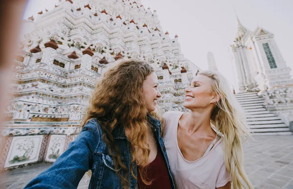 Casal Meninas Bonitas Visitando Bangkok Principais Atrações — Fotografia de Stock