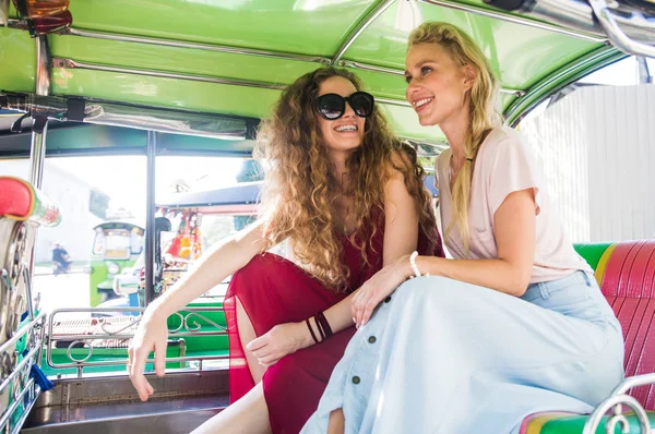 Par Hermosas Chicas Visitando Atracciones Bangkok —  Fotos de Stock