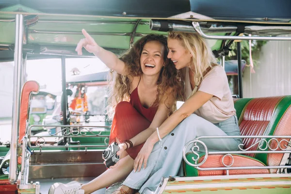 Par Hermosas Chicas Visitando Atracciones Bangkok — Foto de Stock