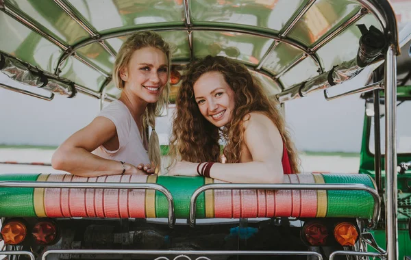 Par Hermosas Chicas Visitando Atracciones Bangkok — Foto de Stock