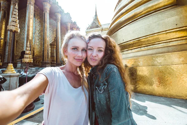 Par Hermosas Chicas Visitando Atracciones Bangkok — Foto de Stock