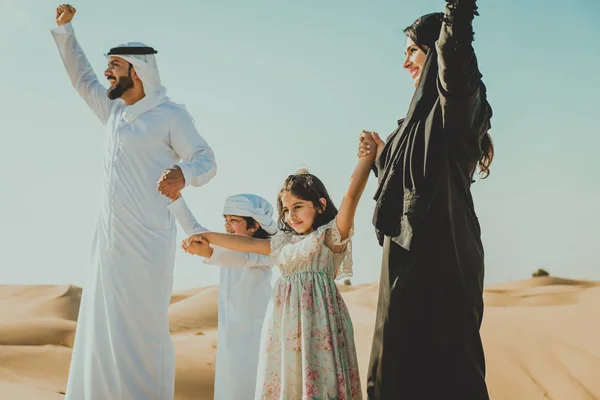 Een Prachtig Dagje Woestijn Maken Van Een Picknick Gelukkige Familie — Stockfoto