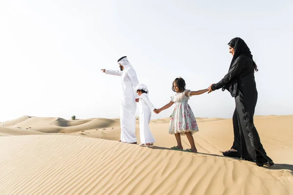 Een Prachtig Dagje Woestijn Maken Van Een Picknick Gelukkige Familie — Stockfoto
