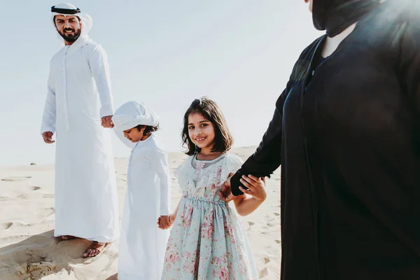 Família Feliz Passando Dia Maravilhoso Deserto Fazendo Piquenique — Fotografia de Stock