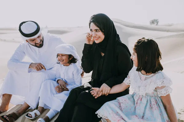 Família Feliz Passando Dia Maravilhoso Deserto Fazendo Piquenique — Fotografia de Stock