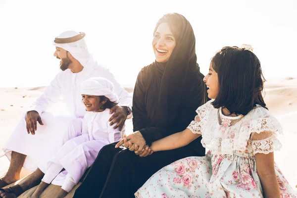 Famiglia Felice Trascorrere Una Splendida Giornata Nel Deserto Facendo Picnic — Foto Stock