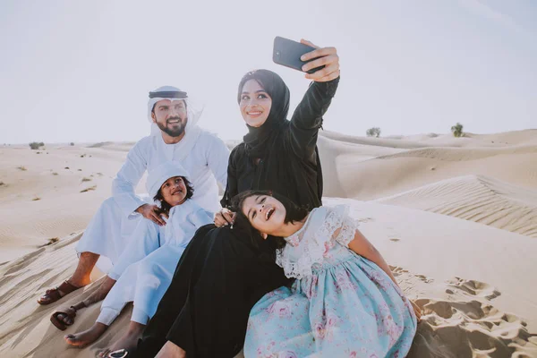 Famiglia Felice Trascorrere Una Splendida Giornata Nel Deserto Facendo Picnic — Foto Stock
