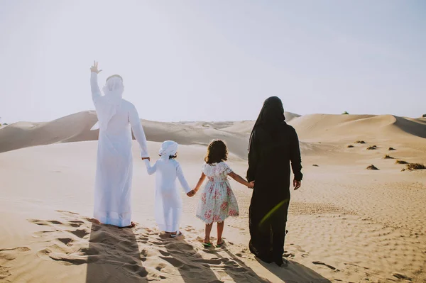 Família Feliz Passar Dia Maravilhoso Deserto — Fotografia de Stock