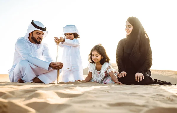 Een Heerlijk Dagje Woestijn Gelukkige Familie — Stockfoto