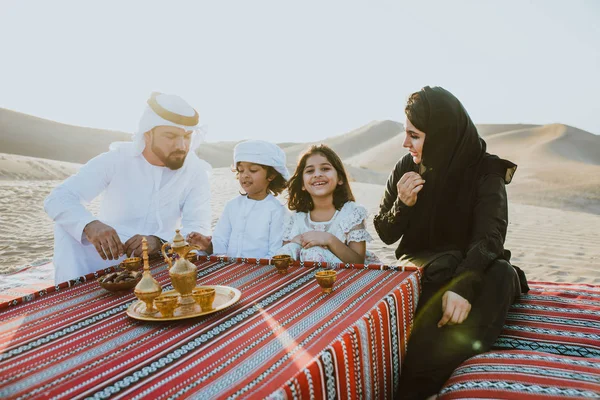 Feliz Familia Pasando Día Maravilloso Desierto — Foto de Stock