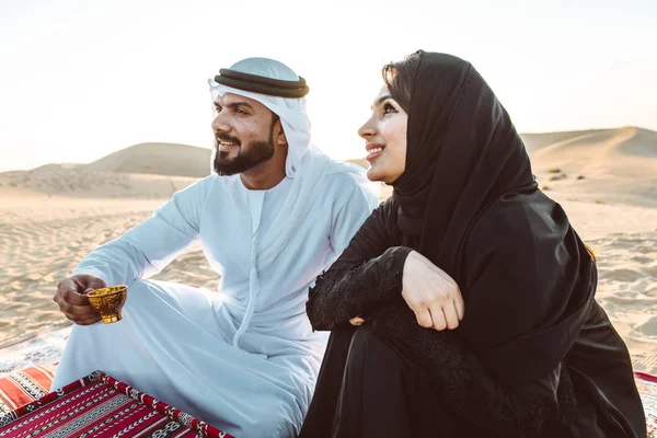 Famiglia Felice Trascorrere Una Splendida Giornata Nel Deserto — Foto Stock