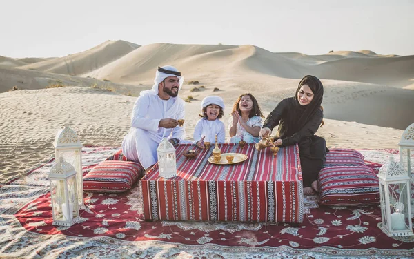 Lycklig Familj Spendera Underbar Dag Öknen Att Göra Picknick — Stockfoto