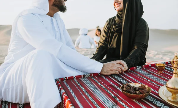 Feliz Familia Pasando Día Maravilloso Desierto Haciendo Picnic — Foto de Stock