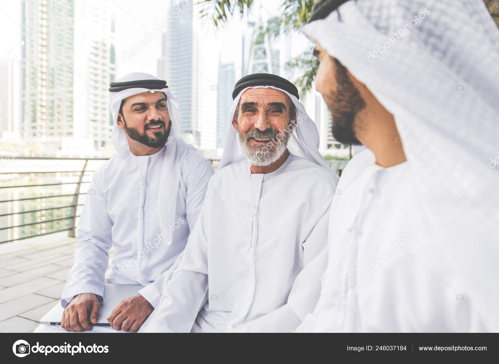 Tre Forretningsmænd Dubai Iført Traditionelle Emirati Tøj — Stock-foto © oneinchpunch #246037184
