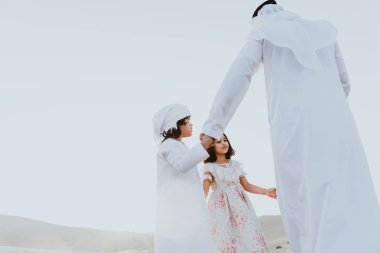 Mutlu aile piknik yapma çölde harika bir gün harcama