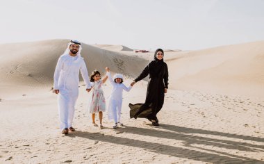 Mutlu aile piknik yapma çölde harika bir gün harcama