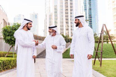 Dubai'de yürüyüş üç iş adam geleneksel kondominiyum Giyim Eşyası