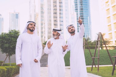 Dubai'de yürüyüş üç iş adam geleneksel kondominiyum Giyim Eşyası