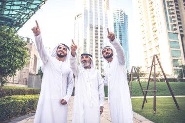 Dubai'de yürüyüş üç iş adam geleneksel kondominiyum Giyim Eşyası