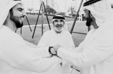 planlar yapan işadamları Dubai