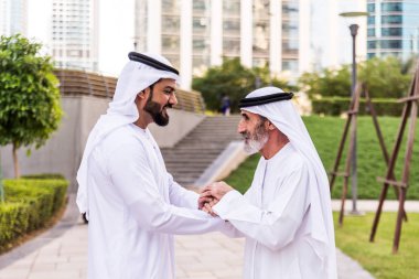 İşadamları el sıkışma başarılı iş anlaşması sonra