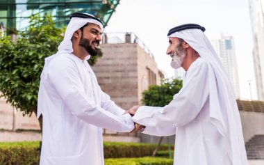 İşadamları el sıkışma başarılı iş anlaşması sonra