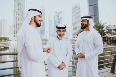 planlar yapan işadamları Dubai