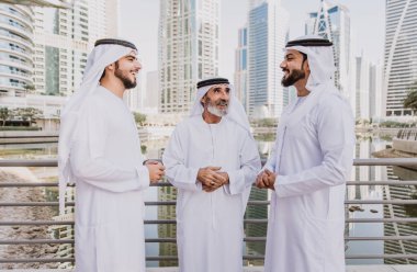 Dubai'de yürüyüş üç iş adam geleneksel kondominiyum Giyim Eşyası