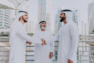 Dubai'de yürüyüş üç iş adam geleneksel kondominiyum Giyim Eşyası