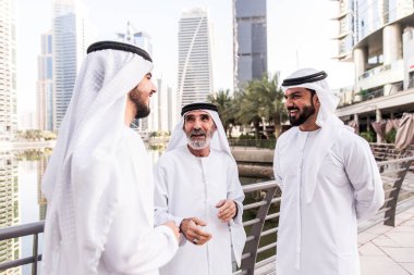 Dubai'de yürüyüş üç iş adam geleneksel kondominiyum Giyim Eşyası