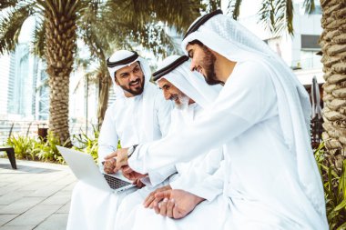 Dubai'de yürüyüş üç iş adam geleneksel kondominiyum Giyim Eşyası