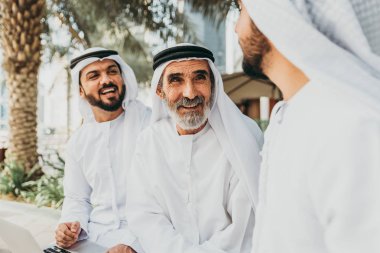 Dubai'de yürüyüş üç iş adam geleneksel kondominiyum Giyim Eşyası