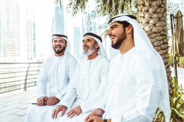 Dubai'de yürüyüş üç iş adam geleneksel kondominiyum Giyim Eşyası