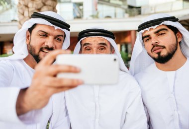 Dubai'de yürüyüş üç iş adam geleneksel kondominiyum Giyim Eşyası