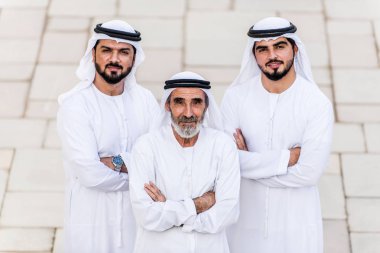 Dubai'de yürüyüş üç iş adam geleneksel kondominiyum Giyim Eşyası