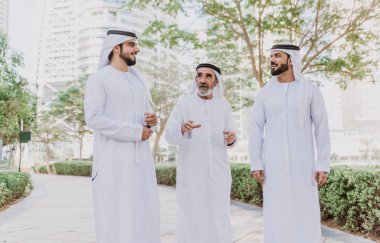 Dubai'de yürüyüş üç iş adam geleneksel kondominiyum Giyim Eşyası