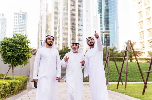 Três Homens Negócios Andando Dubai Vestindo Roupas Tradicionais Emirati — Fotografia de Stock