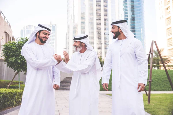 사업가 두바이에 전통적인 Emirati — 스톡 사진