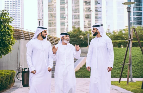 Трое Бизнесменов Идущих Дубае Традиционной Одежде Эмиратов — стоковое фото