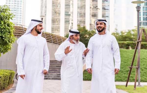 Tre Affärsmän Promenader Dubai Bär Traditionella Emirati Kläder — Stockfoto